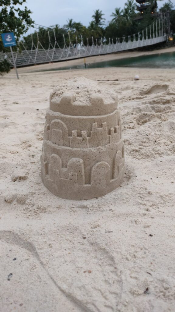 zandvorm op leeg strand