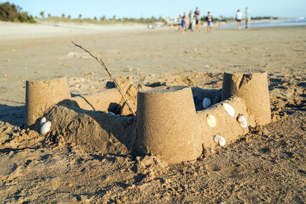 zandkasteel op strand